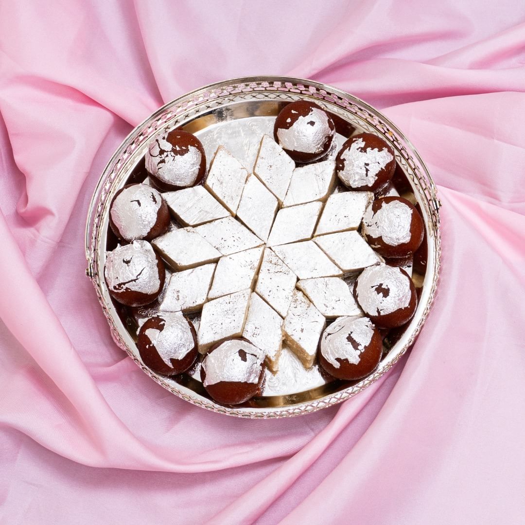 Elegant Wedding Silver Tray: Kaju Katli & Gulab Jamun