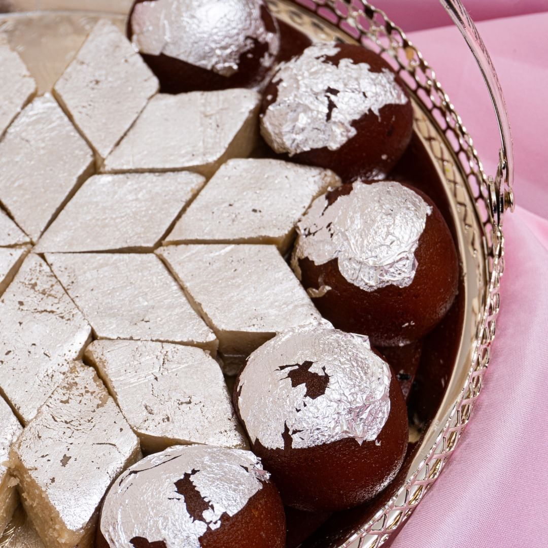 Elegant Wedding Silver Tray: Kaju Katli & Gulab Jamun